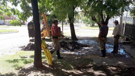 Obras Sanitarias repara un cao principal de la red de agua en Herrera y Olivera