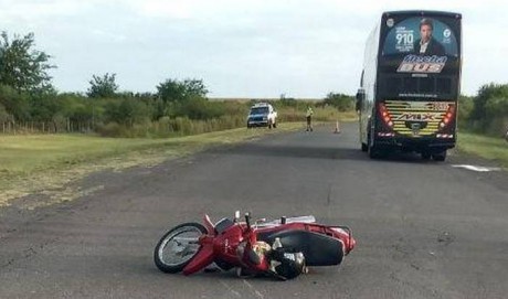 Una moto roz un omnibus y su conductor sufri lesiones