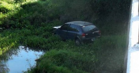 El auto choc las barandas y cay al arroyo Orticito, el conductor sufri fractura expuesta de la pierna izquierda