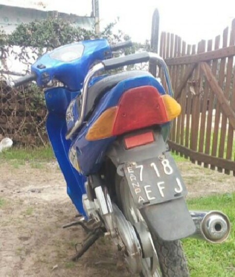 Moto robada a Luis Bravo, colores azul y negro, patente 718 EFJ.