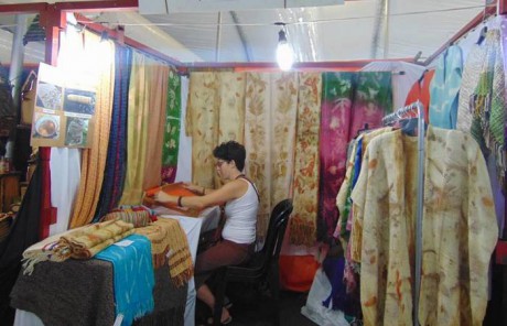 La emprendedora Patricia Bonin confecciona prendas en telar particip en la Feria de San Telmo