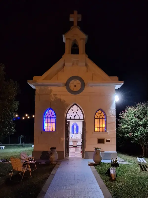 Se prepara la capilla para la Fiesta Patronal de la Virgen de Lourdes 