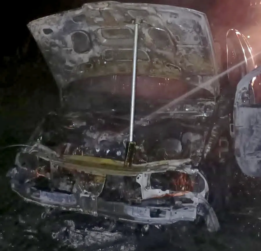 Incendio total de un Renault Scenic