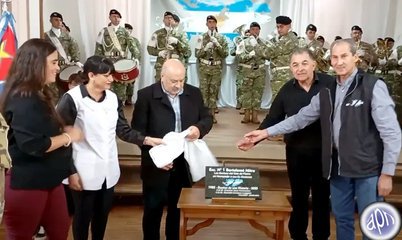 Homenaje a ex alumnos veteranos de Malvinas en la Escuela N1 Bartolom Mitre