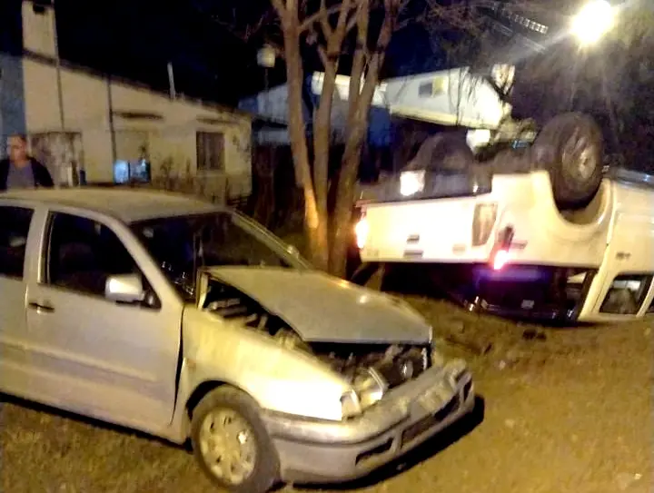 Un auto choc una camioneta y la volc 