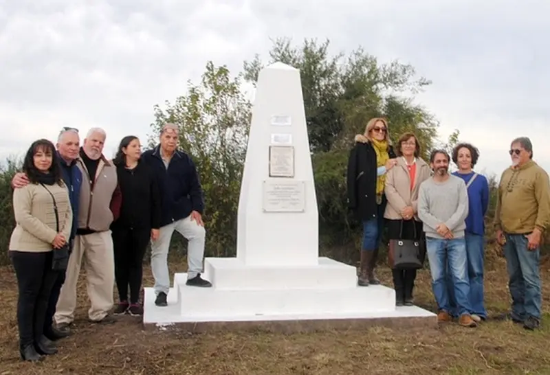 Homenaje de periodistas de Paran, Gualeguay, Villaguay y Villa Elisa en el monolito al carrero Gaillard