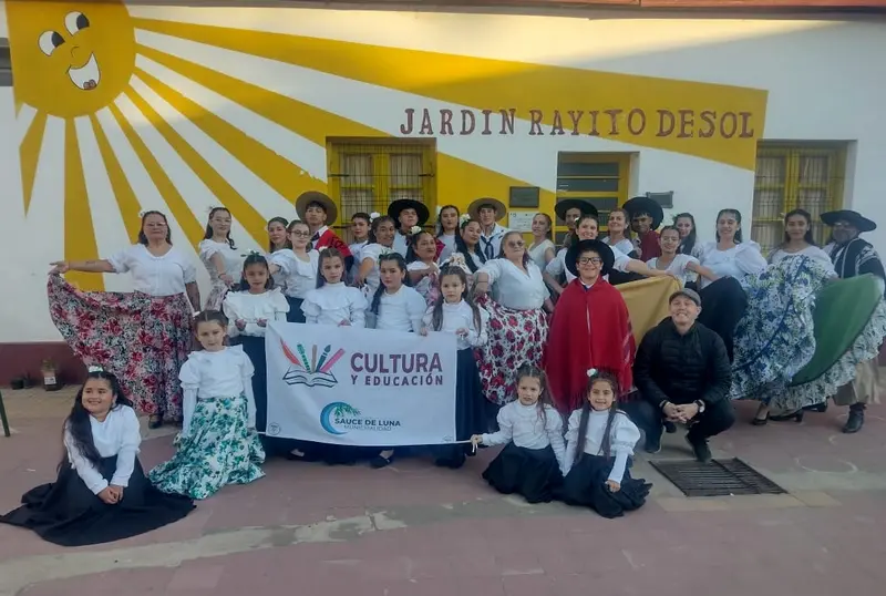La Escuela Municipal de Folklore de Sauce de Luna se present en la Fiesta de San Juan