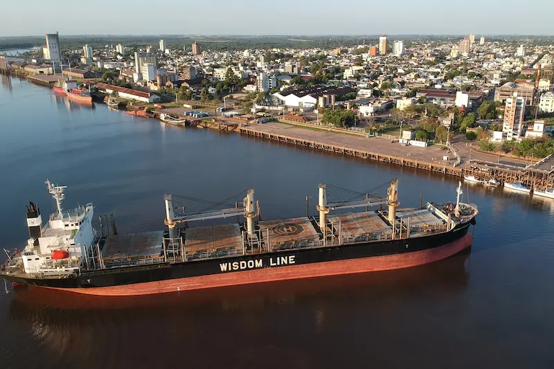 Ingresan dos buques al puerto de Concepcin del Uruguay para exportar madera a India