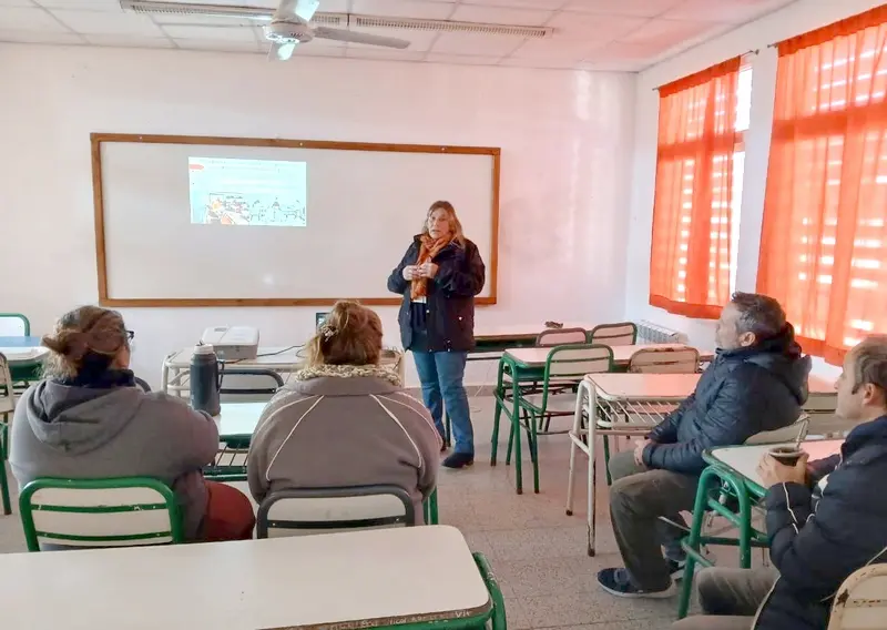 La Lic. Laura Arias brind una charla a personal auxiliar de la escuela Leopoldo Herrera