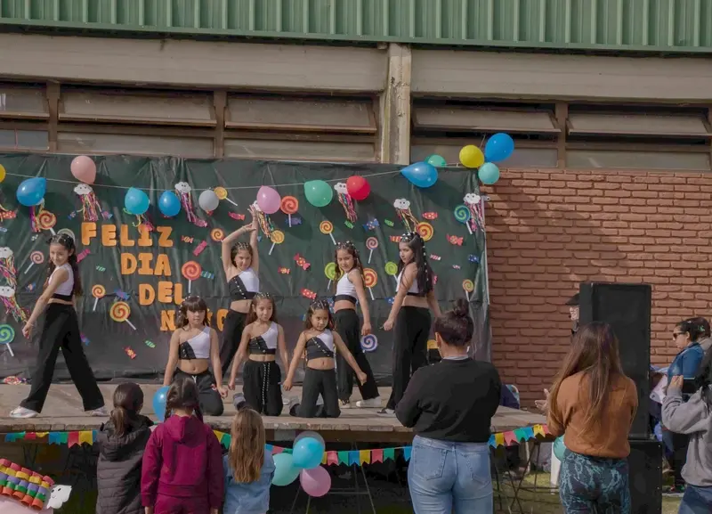 Festejo por el Da del Nio en Villa Domnguez