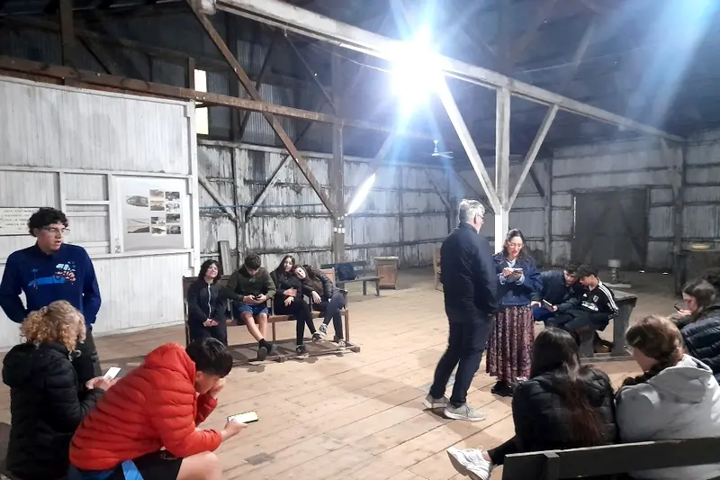 Con lluvia torrencial alumnos de la Escuela Integral de Tucumn, realizaron el recorrido por las colonias judas