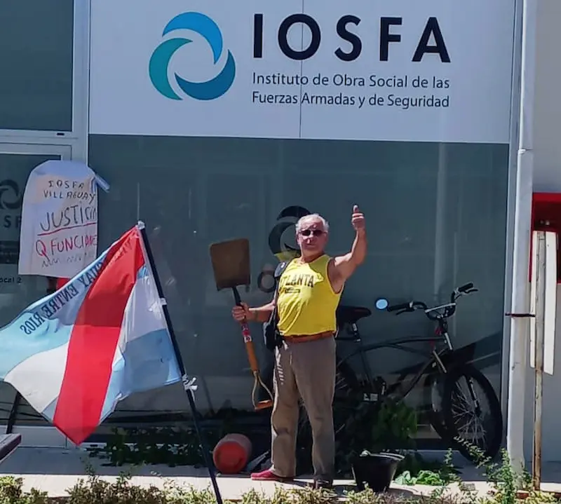En Villaguay un afiliado de IOSFA reclam frente a la sede, sumndose a la jornada nacional de protesta