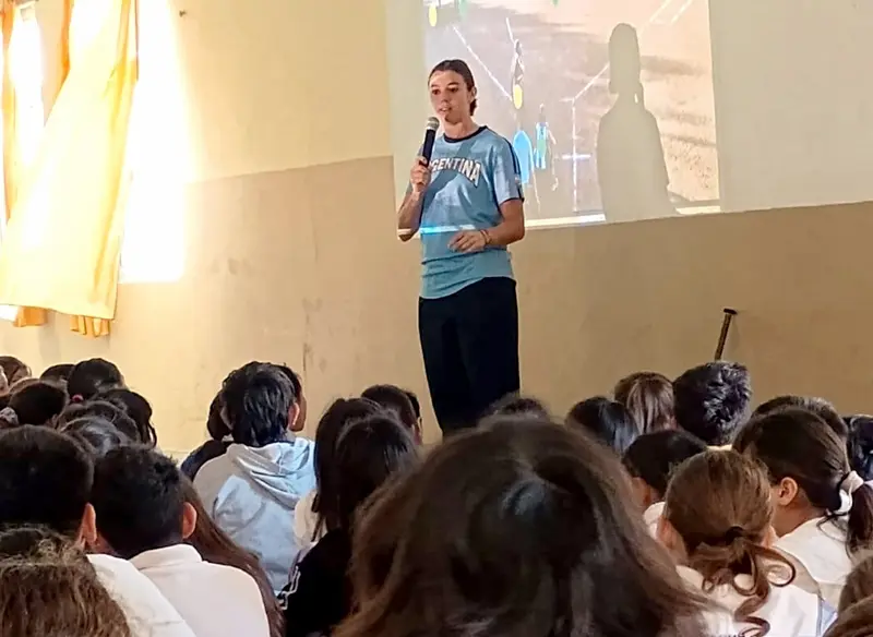 Charla motivacional en escuela Ro Negro de Violeta Figueroa, bicampeona de softbol