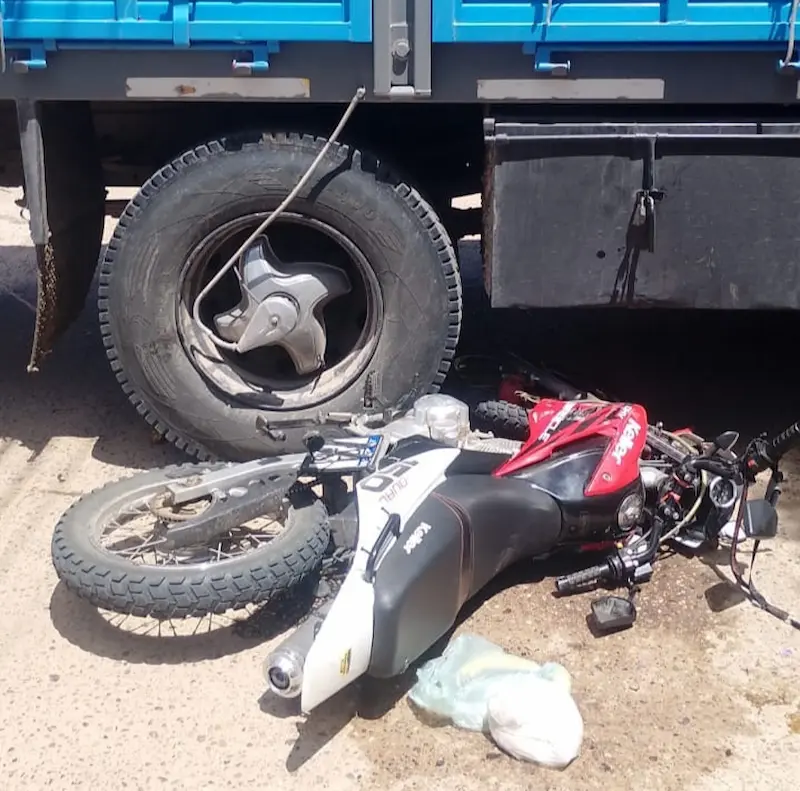 Choque de moto y camin. Una mujer con lesiones graves