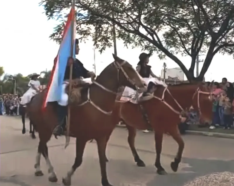 Tradicional paseo por la ciudad de los jinetes que participan de la Fiesta Provincial de la Tradicin 