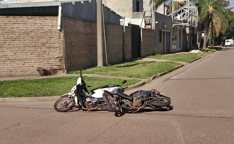 Una persona con lesiones graves al chocar dos motos