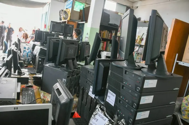 Presos de la Unidad 9 de La Plata entregaron computadoras a las escuelas 40 y 87 de Villaguay