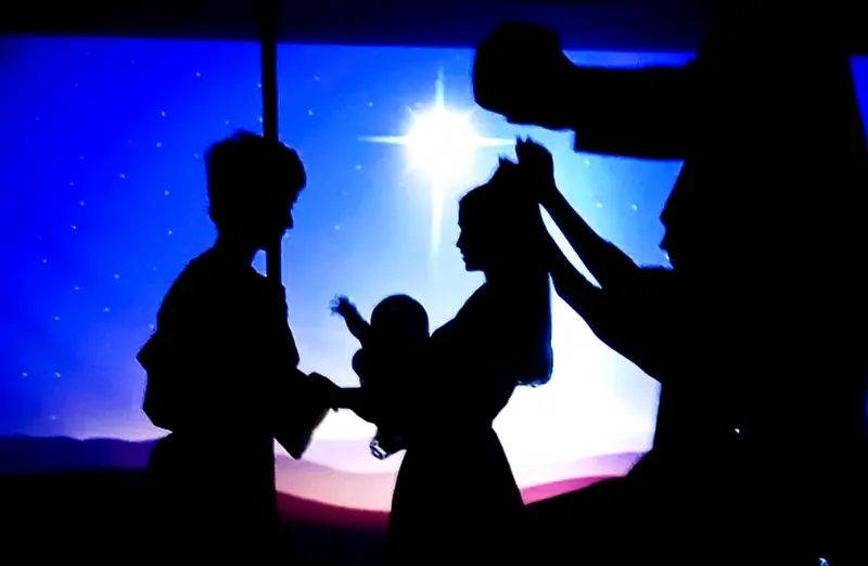 Dulce y conmovedor pesebre viviente de sombras en Parroquia Inmaculada