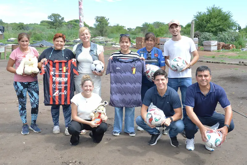 Se entregaron regalos navide�os en el comedor Mujeres Ladrilleras Organizadas de Paran�
