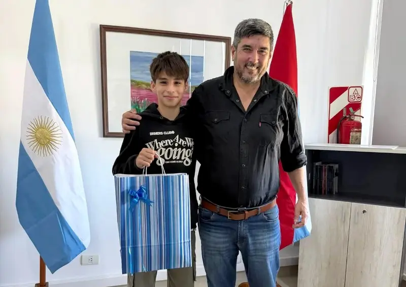 Adrin Fuertes, hizo entrega de un presente a Santiago Fernndez, reciente ganador del Cardenal de Oro