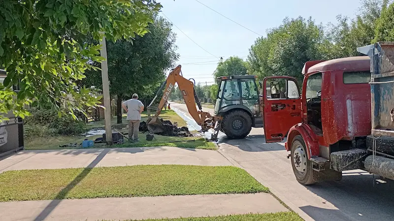 Reparan ca�o de agua en calle Rocha
