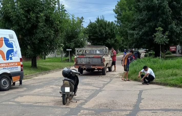 El conductor de una moto sufri� fractura de mu�eca en choque con una camioneta