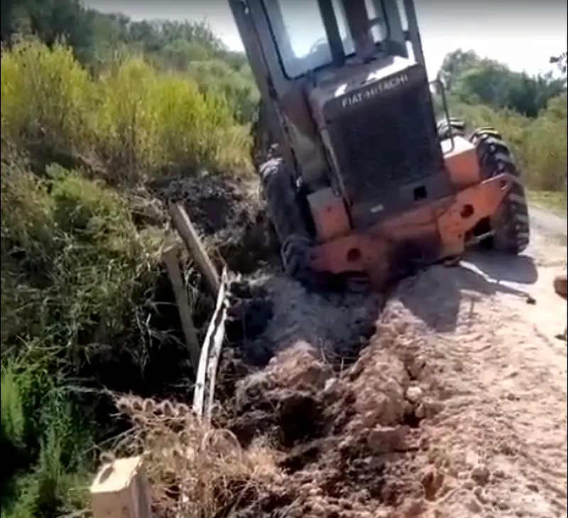 Incre�ble. M�quinas de vialidad provincial arreglaron un puente y al pasar lo rompieron
