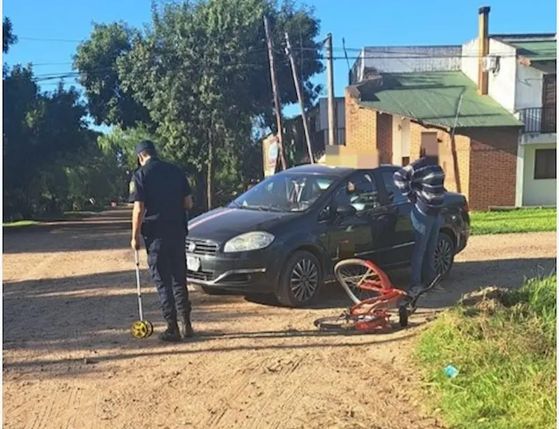 Choque de auto y bicicleta, la ciclista con lesiones leves