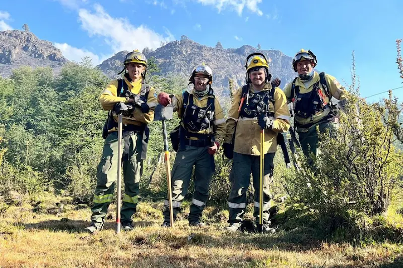 Brigadistas entrerrianos trabajan en tareas de control y combate de los incendios en Chubut