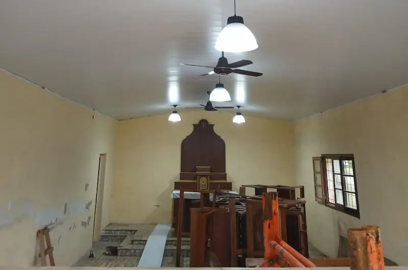 Capilla Nuestra  Se�ora  de Luj�n  luce techo y cielorraso nuevo