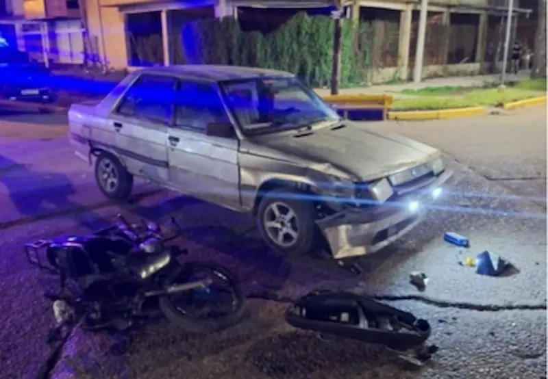 Motociclista con lesiones leves en choque con un auto 