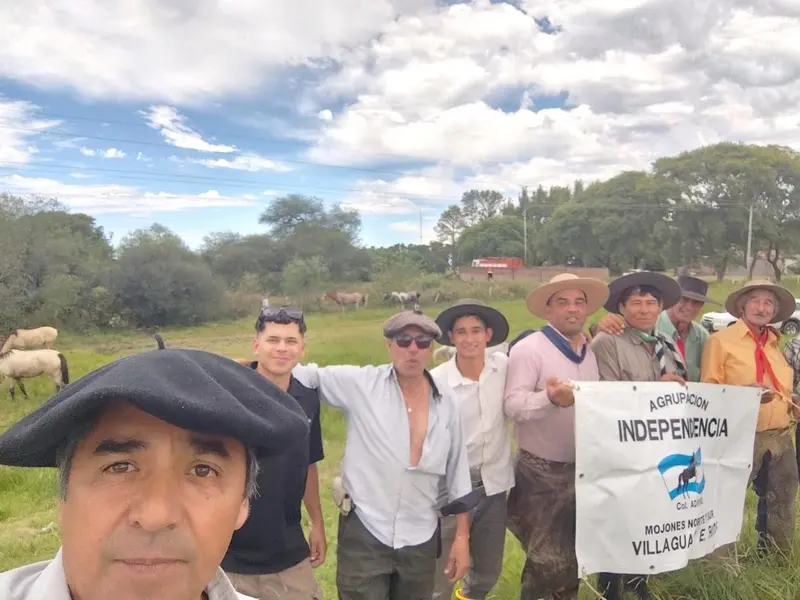 Agrupaci�n Independencia rumbo al santuario del gauhito Gil