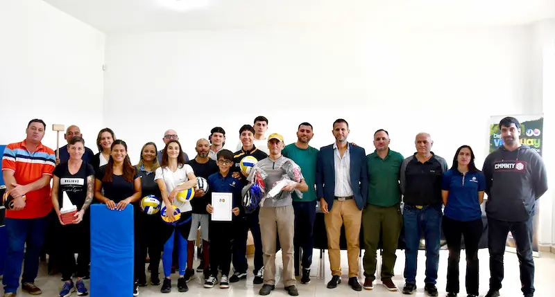 VILLAGUAY FORTALECE EL DEPORTE CON ENTREGA DE ELEMENTOS Y APOYO A J�VENES DEPORTISTAS