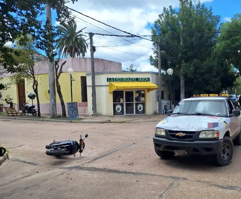Tres personas con heridas graves en accidente entre una moto y una camioneta