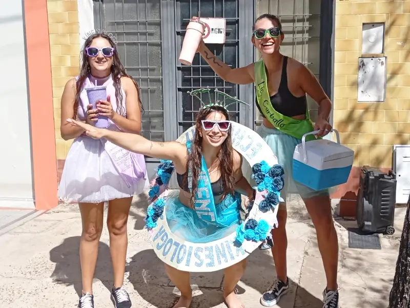 Por Ceferino Azambuyo. Y de pronto calle Paso se convirti� en lugar de fiesta