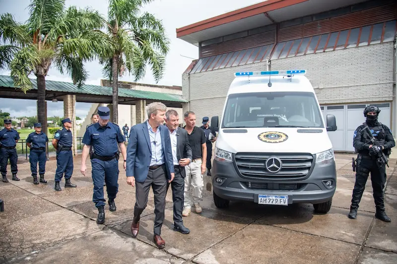 Frigerio entreg� m�viles y equipamiento a la Polic�a para reforzar la seguridad con tecnolog�a de punta