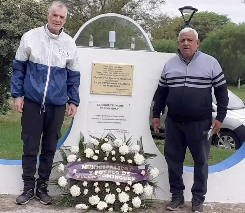 Homenaje y Memoria: Colocaci�n de Ofrenda Floral en la Plazoleta Islas Malvinas de Dom�nguez