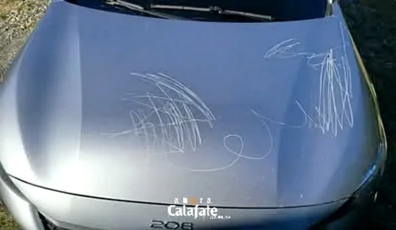 Indignaci�n de una turista de Villaguay a la que le rayaron todo su auto en Calafate