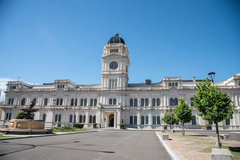 La provincia convoca a estatales y docentes a mesa paritaria