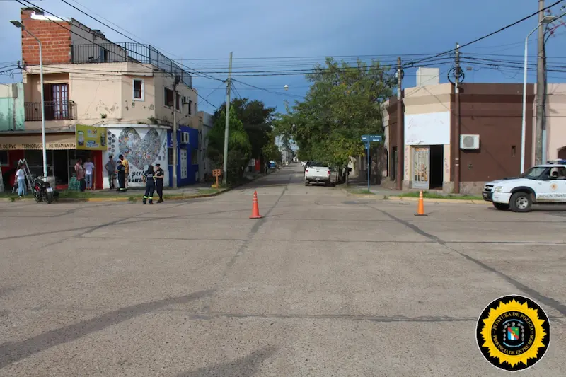 Motociclista sufri� fractura de una mano en colisi�n con camioneta