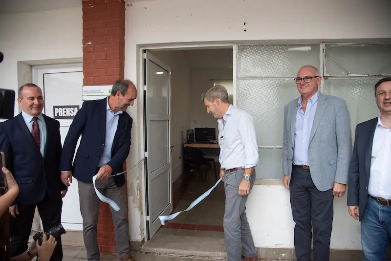 Frigerio inaugur� una nueva oficina del Registro Civil en Gilbert