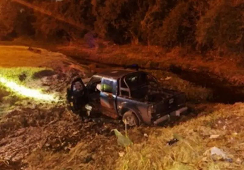 Iban en camioneta y cayeron en un zanj�n. Uno de los ocupantes sufri� fractura antebrazo