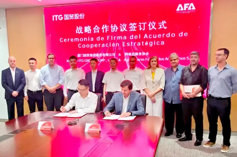 Adri�n Fuertes en China junto a Rosario Romero en la reuni�n con ITG Holding Group