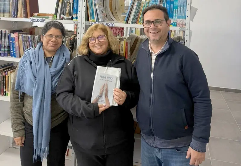 La Biblioteca de la Facultad de Ciencias de la Salud, sede Villaguay, recibi� la obra Por el Medio, de Mar�a de los �ngeles Arias Ahumada