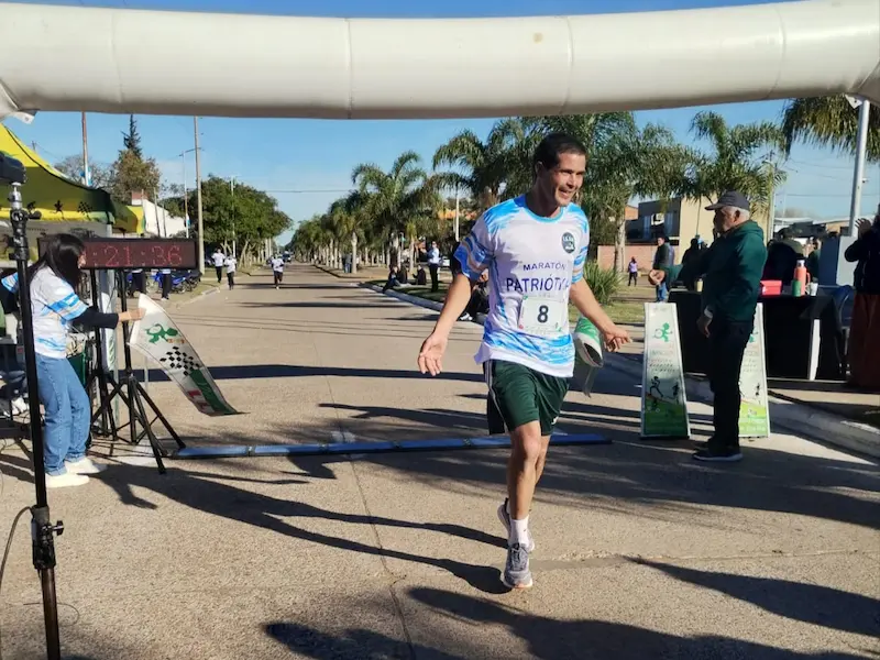 Esteban Cisneros, representante de La Casita, gan� la Marat�n Patri�tica categor�a recreativa