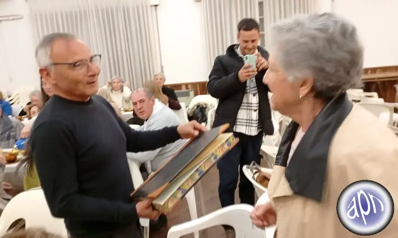 Osvaldo Quiroga recibi� una importante donaci�n documental de manos de Mirta Araya