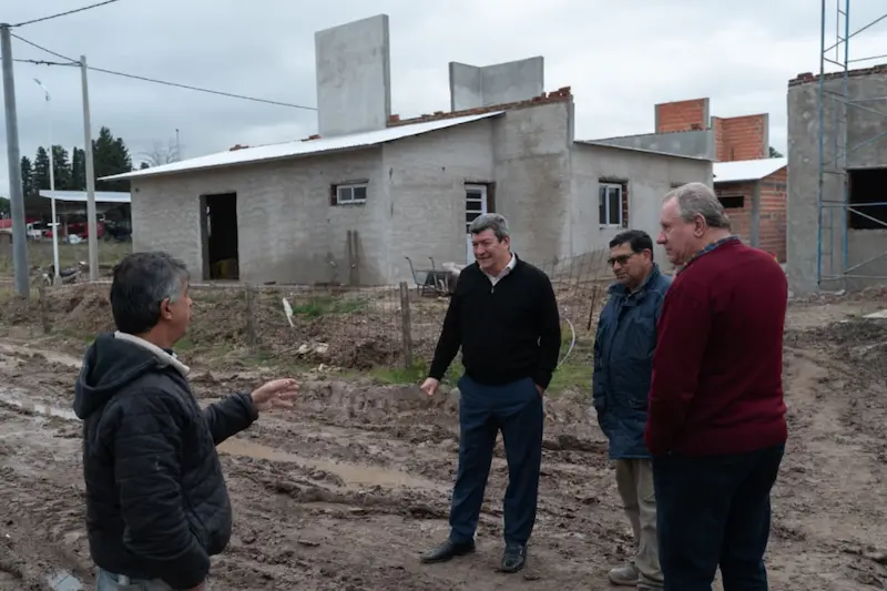 Recorrieron la obra de 20 viviendas que la provincia construye en Lucas Gonz�lez