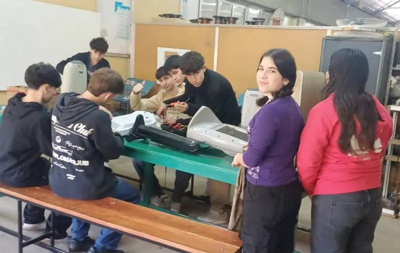 Estudiantes de la EET N�1 Etchebarne de Villaguay reparan estufas y las entregan a jardines y escuelas