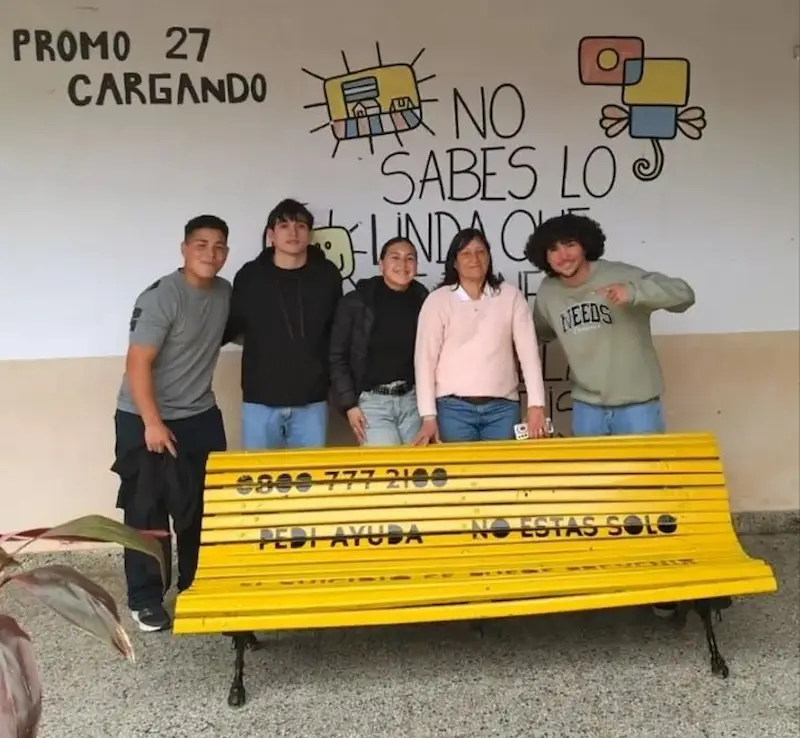 Charla sobre suicidio en Escuela Gerchunoff y dos bancos amarillos para Villa Dom�nguez 