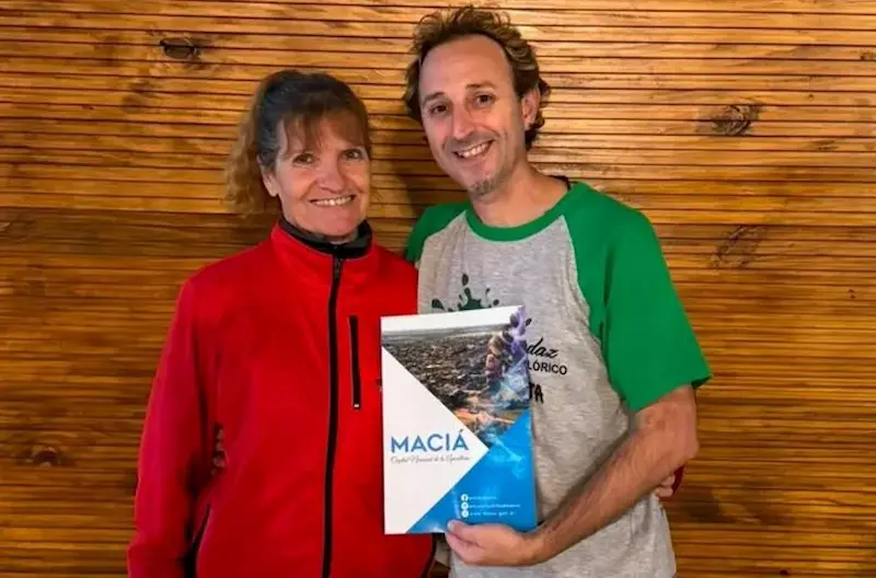 Marta Cappa, entreg� a Mario L�pez Bondaz el Decreto de Inter�s Cultural y Municipal por la Sede del Profesorado de Danzas Folkl�ricas Argentinas y Tango